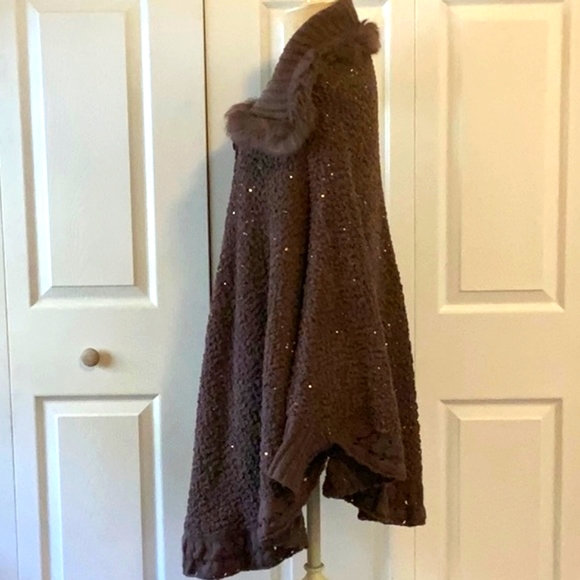 TALK OF THE WALK Vintage Brown and Sequin Poncho-M- Button Down - Picture 4 of 9